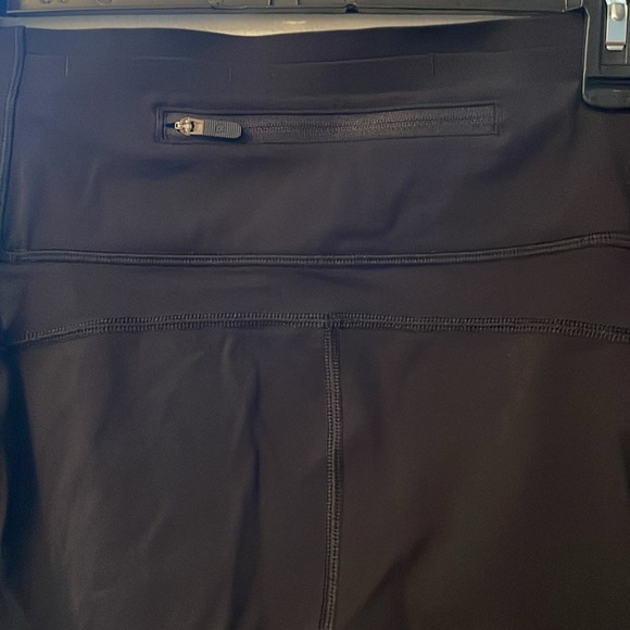 Lululemon‎ Size 6 Black Crop Legging Unique Swirly Mesh Design Great Condition - Picture 5 of 8